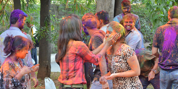 インドが色に染められる日「ホーリー祭」